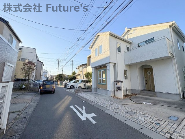 吉川市吉川1丁目　中古戸建の前面道路含む現地写真|前面道路含む現地写真です。