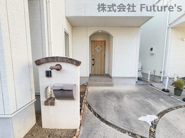 吉川市吉川1丁目　中古戸建のエントランス|かわいらしい外構のこだわりの注文住宅です