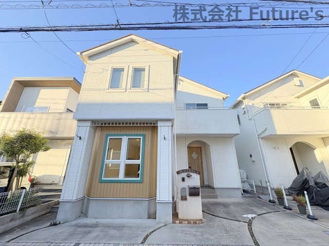 吉川市吉川1丁目　中古戸建の外観|2016年9月築の注文住宅（ラルゴハウス施工）◆太陽光パネル設置済み