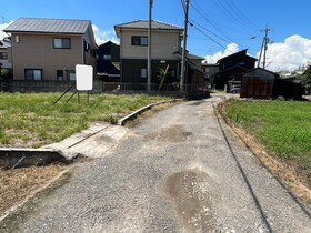 売土地の前面道路含む現地写真