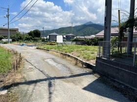 売土地の前面道路含む現地写真