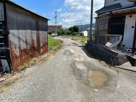 売土地の前面道路含む現地写真