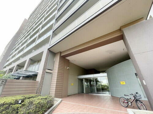 リバティパーク枚方B棟のエントランス|エントランス
■物件内覧・資金計画相談・住宅ローン相談、リフォーム相談、お問合せ受付中■
※当日・翌日のご内覧、ご相談はお電話でのお問合せがスムーズです！