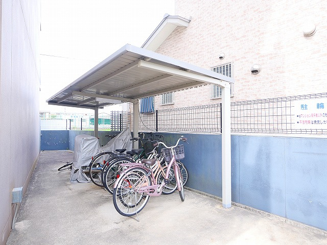 マンション南京終のその他共用部分|ゆったりとした駐輪場です。