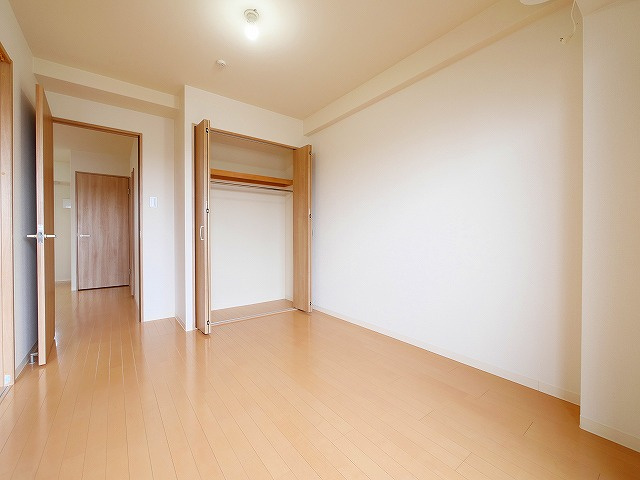 マンション南京終の寝室|開放的な寝室です