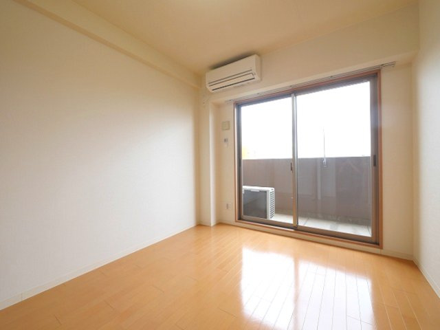 マンション南京終の洋室|個人の部屋や寝室として使える洋室です