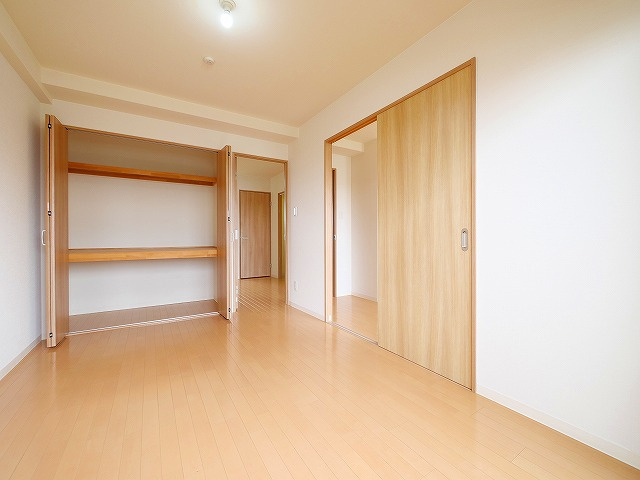 マンション南京終の寝室|開放的な寝室です