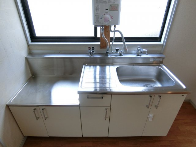 グリーンヒルA棟のキッチン|同物件別部屋