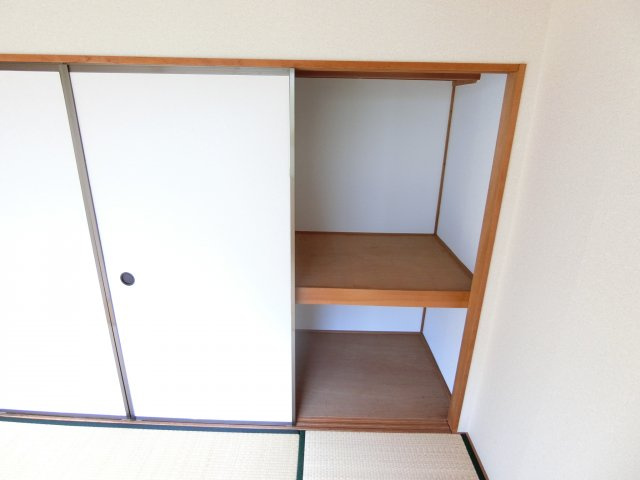 グリーンヒルA棟の収納|同物件別部屋