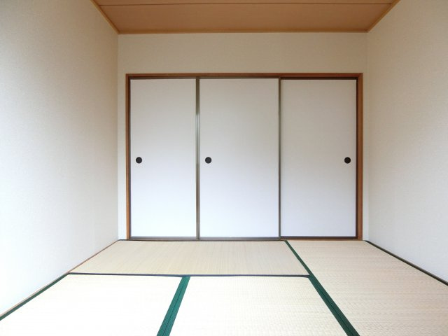 グリーンヒルA棟の寝室|同物件別部屋