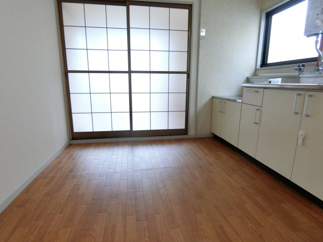 グリーンヒルA棟の居間・リビング|同物件別部屋