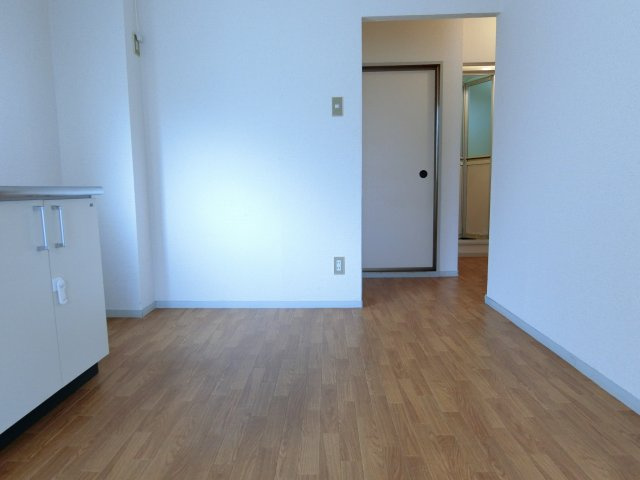 グリーンヒルA棟の居間・リビング|同物件別部屋