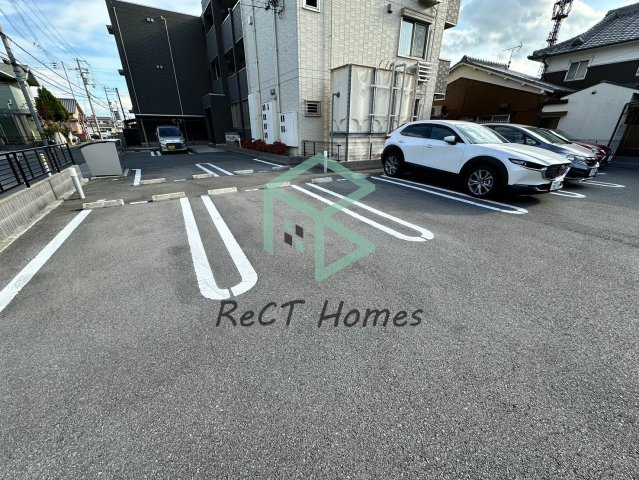 プリムローズ・佳音の駐車場