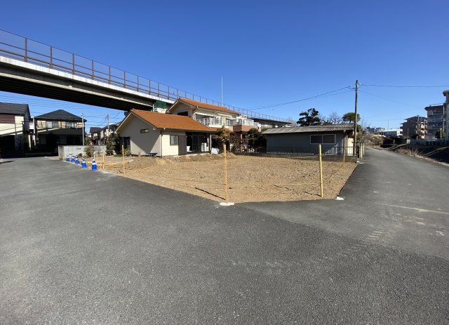 川越市月吉町の売地の外観|2025年6月撮影　
46坪のゆとりの広さ、現況更地につき即建築可、建築しやすい整形地です。
資料請求や現地案内など、お気軽にお問い合わせください。