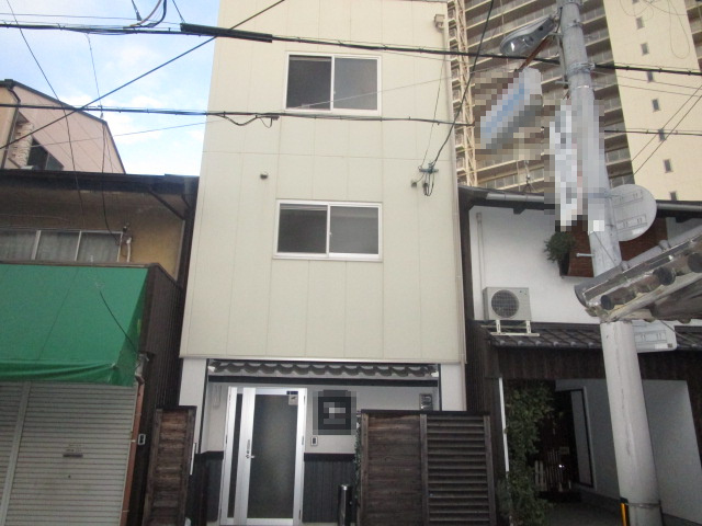 大阪市西成区玉出中１丁目の旅館の外観