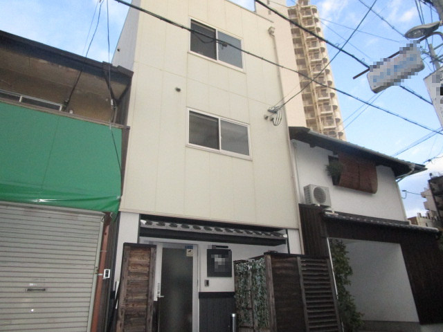 大阪市西成区玉出中１丁目の旅館の外観