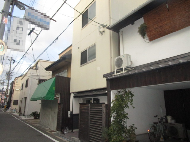 大阪市西成区玉出中１丁目の旅館の外観