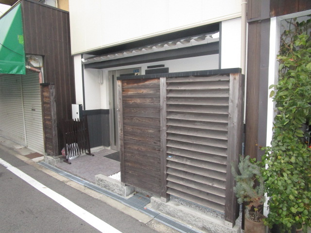 大阪市西成区玉出中１丁目の旅館の外観