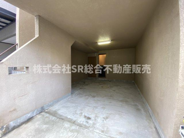 川田1丁目中古戸建の駐車場|奥にドアがあり雨に濡れずにお家に入れます！