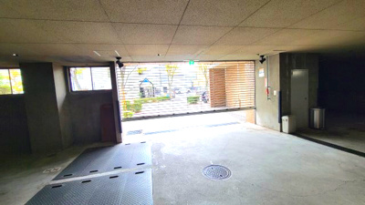 【駐車場】 | セルヴェール芦屋 | シャッター付き駐車場