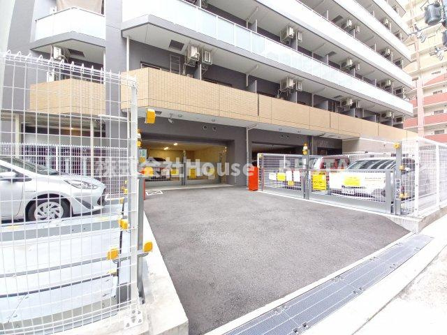 セレニテ神戸元町クレアの駐車場