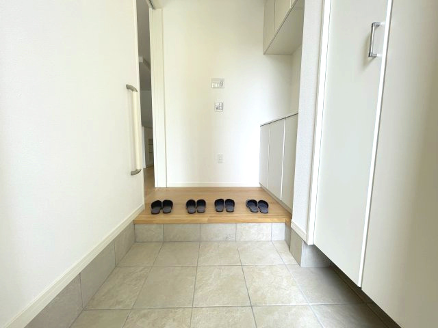 佐伯区八幡一丁目　№34992の玄関|飾り棚を利用してお客様を
おもてなしできます。