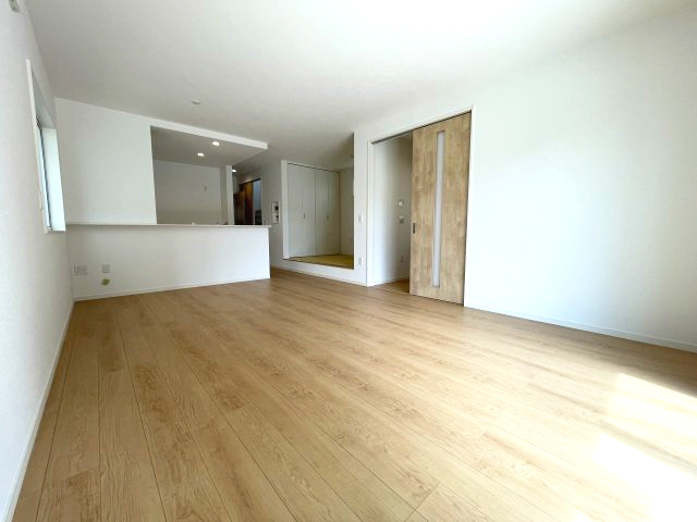 佐伯区八幡一丁目　№34992の居間・リビング|ＬＤＫ17.75帖
隣に畳コーナーもあり
便利です。