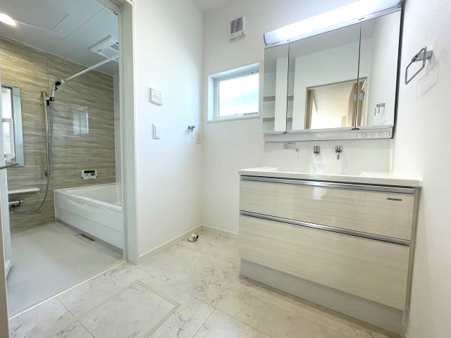 佐伯区八幡一丁目　№34992の独立洗面台|大きな3面鏡の裏には
便利な収納付きです。