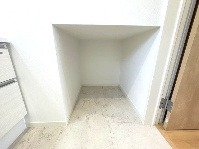 佐伯区八幡一丁目　№34992の収納|洗面台横には階段下収納が
あります。