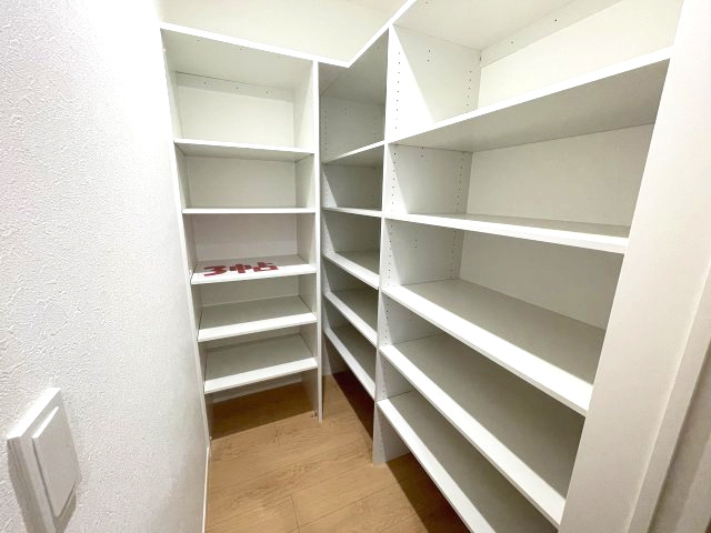佐伯区八幡一丁目　№34992の収納|1階
ファミリークローゼット3帖

