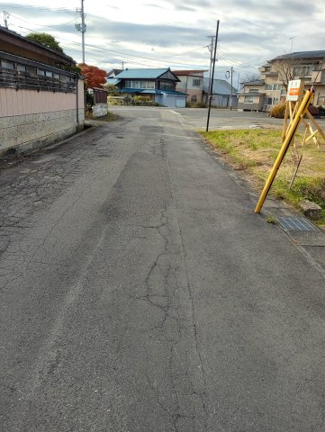 高畠町大字高畠　売地の前面道路含む現地写真