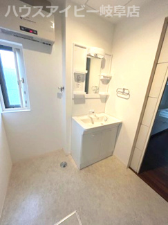 【脱衣所】 | 瑞穂市田之上ミサワホームさん施工中古住宅築26年！太陽光発電システム搭載！広々お庭スペースもあります | 瑞穂市田之上ミサワホームさん施工中古住宅築26年！太陽光発電システム搭載！広々お庭スペースもあります