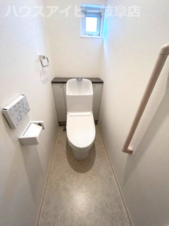 【トイレ】 | 瑞穂市田之上ミサワホームさん施工中古住宅築26年！太陽光発電システム搭載！広々お庭スペースもあります | 瑞穂市田之上ミサワホームさん施工中古住宅築26年！太陽光発電システム搭載！広々お庭スペースもあります