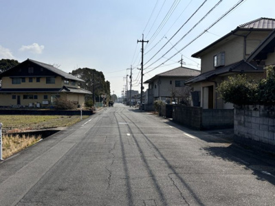 【前面道路含む現地写真】 | 【インスペクション実施済】中古一戸建　連島中央一丁目　4DK | 前面道路は北側幅員約7.5ｍの公道です。