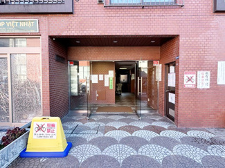 【エントランス】 | お客様を、そして住人を出迎えてくれるマンションのエントランス。ゴミが落ちていないことからも、管理状態の良さや住民の節度の高さが見て取れます。～即日のご見学可能～　お問合せはお気軽にどうぞ。