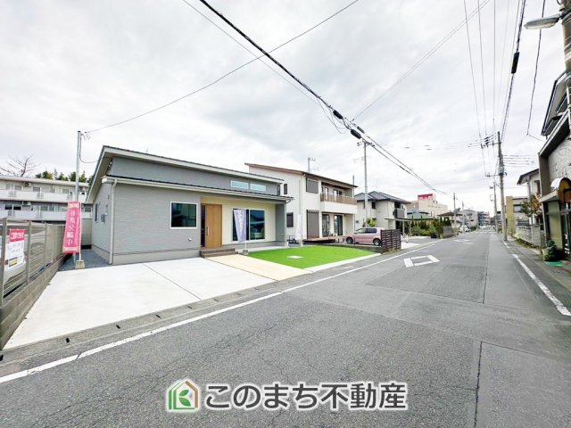 鹿沼市中田町モデルハウスの前面道路含む現地写真|前面道路は広々としてます！運転が苦手な方でもお車の出し入れ簡単で安心です☆
