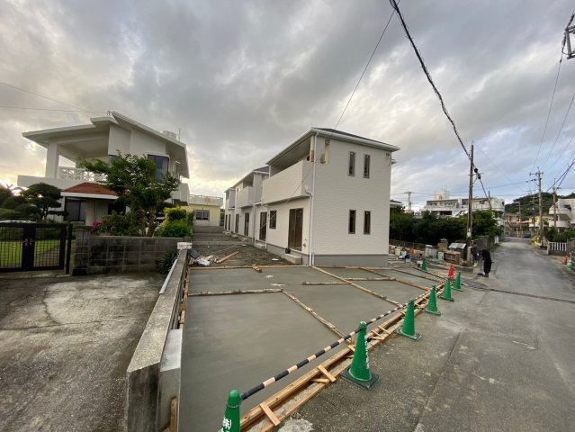 ハートフルタウン八重瀬町具志頭　3号棟の前面道路含む現地写真