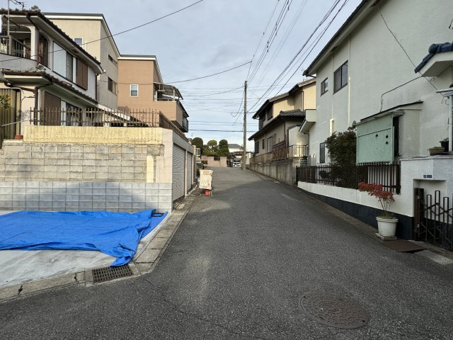 松戸市八ケ崎４丁目新築戸建【高木小学校：10分】の前面道路含む現地写真|南側前面道路・幅員約5.5ｍ