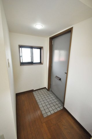 大阪市城東区関目５丁目の賃貸マンションの玄関
