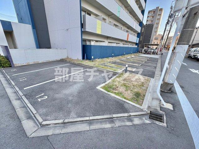 ジュール亀島の駐車場