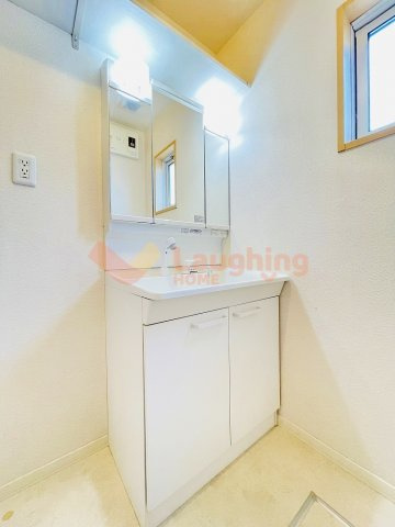 グラン・メゾン大石の独立洗面台|独立洗面台、小物を置くことができて便利です