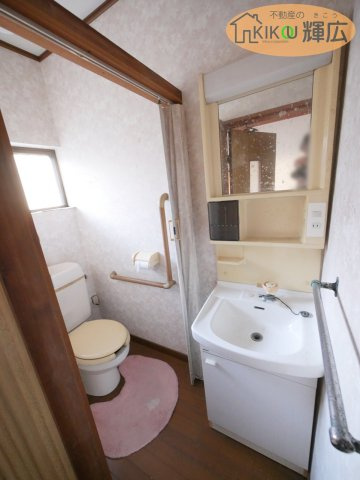 高砂市高砂町東宮町　中古戸建の独立洗面台|洗面台はトイレにございます。トイレと洗面台は仕切れるようになっております。