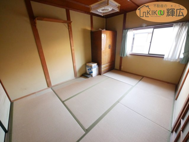 高砂市高砂町東宮町　中古戸建の和室|1F和室は約6畳ございます。道路側に面しておりますので陽当たり良好です。