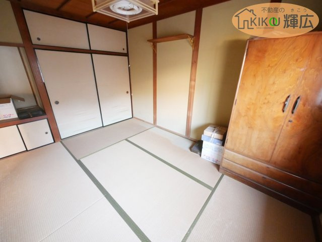高砂市高砂町東宮町　中古戸建の和室|1F和室6畳。押し入れ付きですので、収納力がございます。