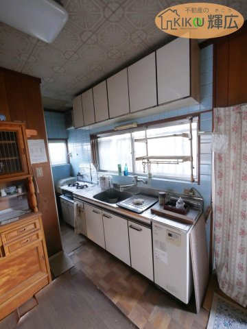 高砂市高砂町東宮町　中古戸建のキッチン|キッチンには窓が付いておりますので、とても明るいキッチンです。