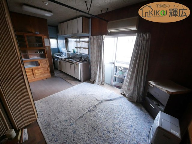 高砂市高砂町東宮町　中古戸建の居間・リビング|リビングは約6.8帖ございます。形の良い間取りです。