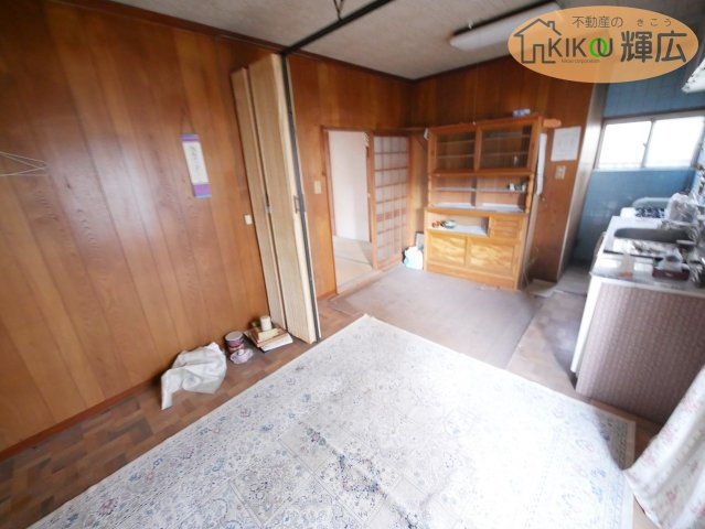 【居間・リビング】 | 高砂市高砂町東宮町　中古戸建 | リビングは約6.8帖ございます。形の良い間取りです。