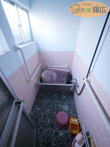 【浴室】 | 高砂市高砂町東宮町　中古戸建 | コンパクトな洋室です。小さな窓が付いておりますので、とても明るいです。