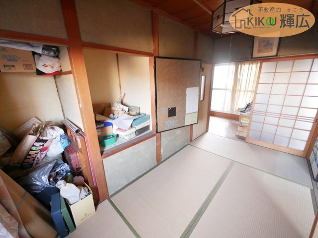【和室】 | 高砂市高砂町東宮町　中古戸建 | 2F和室は4帖です。収納スペース付き