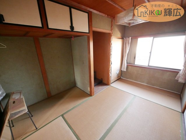【和室】 | 高砂市高砂町東宮町　中古戸建 | 2F和室は5帖ございます。収納スペース付きですので、お子様のお部屋に安心ですね